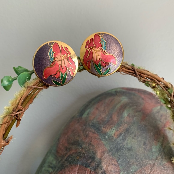 vintage metal & floral ear clips - Picture 1 of 8